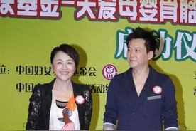 曹颖在老公面前穿得挺抢眼，蕾丝上衣配蕾丝裤不够，还穿丝袜秀腿图片