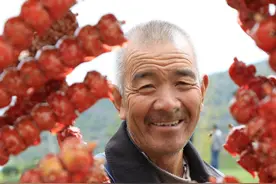 故事：卖糖葫芦的老大爷中气十足，声音十分洪亮图片