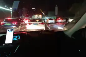 国庆前夜的郑州高速堵成一条长龙，郑州到新郑跑了足足2个小时图片