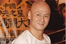 老戏骨刘家辉：因中风瘫痪在床，助理私吞救命钱，瘦到脱相认不出图片