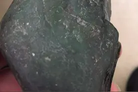 土豪40万拿下的莫湾基原石，切开以后烟花可以安排上了！图片