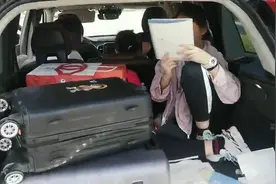 衡水：车辆超员母亲竟将孩子放到后备箱，孩子还不忘看书学习图片