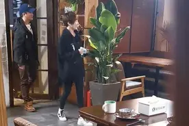 吴京谢楠夫妇现身小餐馆，打扮朴素接地气，拒绝店主免单图片