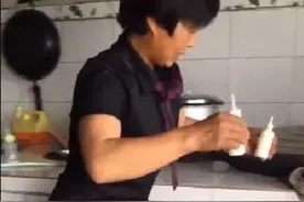 小猫咪刚出生没多久后，猫妈妈就死了，好在它们遇到这位大妈图片