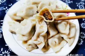 老爸做的羊肉芹菜馅饺子，好吃极了，三十晚上最受欢迎的饺子馅图片