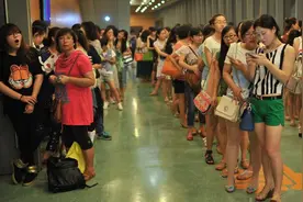 横店群演的真实现状，美女成群懒人聚集，奋斗十年每月收入两三千图片