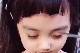 妈妈给女儿剪的刘海像被“狗啃”，娃睁眼后，网友：眼好看真重要图片