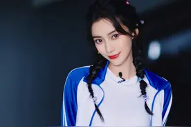 Baby教师节穿校服青春感十足，扎双麻花辫露甜笑宛如清纯校花图片