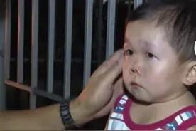永不放弃的父爱：被父亲抱在怀里三十三年的男人图片