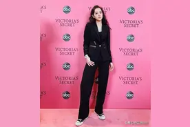 当“西服”邂逅了“匡威”，严肃的西服就会轻松驾驭，天作之合图片