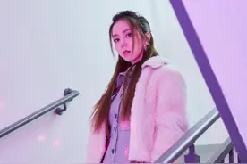 邓紫棋早就该这么穿了，告别皮裤穿短裙，小腿瘦到让人羡慕图片