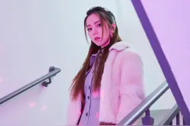 邓紫棋早就该这么穿了，告别皮裤穿短裙，小腿瘦到让人羡慕图片