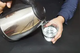 喝水的时候，一半开水一半冷水兑成温水喝，有没有坏处？快看看视频封面