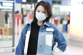 终于不用靠PS！1米57何洁把健美裤穿出小鸟腿，减肥成功容光焕发图片