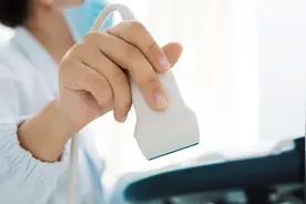 我是女性，男大夫给我检查时把手放在我胸前是否正常？图片