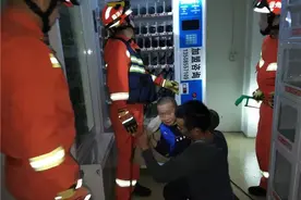 贵州一6岁男孩和小伙伴玩捉迷臧，结果被卡自动售卖机图片