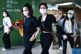 合体走机场，宋祖儿背万元大牌炫腹，大28岁王琳靠王菲同款抢风头图片