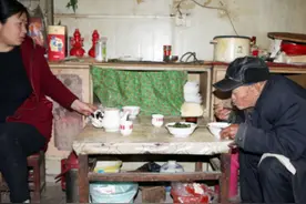 山东102岁老人不服老，100岁时还上街捡破烂换钱，从不碰三样东西图片