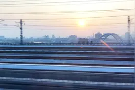 江西至广州高铁，途经南昌、长沙、韶关，沿途风景绝美壮观