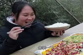 胖妹买了个“鲽鱼头”，用秘制剁椒一锅蒸，配上白米饭，淋上汤汁图片