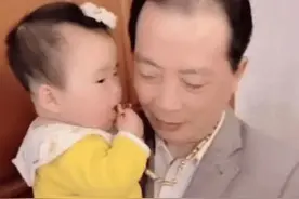 “大金链子爷爷”被三胞胎“抢劫”火了，一不小心生了三个小财迷图片