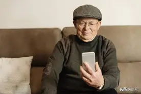 70岁老爷子也爱看手机：好还是不好？图片