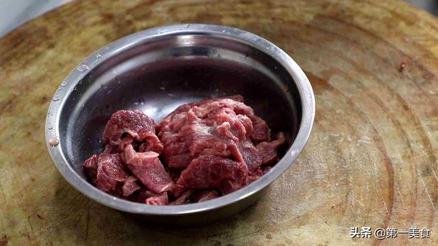 厨师长分享苦瓜炒牛肉家常做法，牛肉鲜嫩不老，苦瓜爽脆入味
