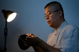 太原锔瓷匠人坚守传统技艺，在瓷器上穿针引线，让残瓷起死回生图片