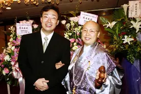 费玉清姐姐35岁当尼姑，70岁欠下四千万高利贷，俩弟弟也吃不消了图片