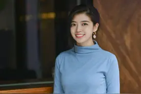 街拍：蓝色打底衫搭配开叉半身裙，凸显出了成熟女性的优雅范儿图片