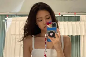 Jennie露腰照曝光，细腰和大长腿抢镜，躺在床上摆拍大秀好身材图片