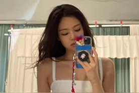 Jennie露腰照曝光，细腰和大长腿抢镜，躺在床上摆拍大秀好身材图片