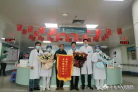 北海一女子38年间4次结石手术，这次医生从她腹中取出了一两重的结石图片