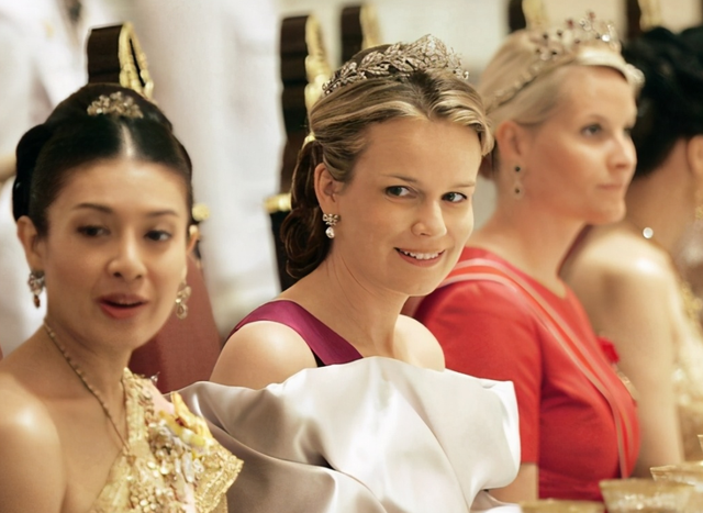 泰国最美王妃：婆婆不给王冠她戴发卡更惊艳，当嫂子还得跪小姑子