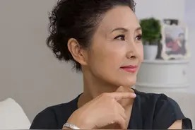 老年人戴银手镯有讲究，选推拉更舒适，福寿更讨喜图片