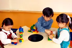 幼儿园老师发孩子“午睡照”，妈妈质问园长：孩子这么午睡科学吗图片