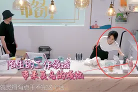 节目摆拍酸奶，赵丽颖拿起就喝，镜头特写唇部，是否吃货一目了然图片