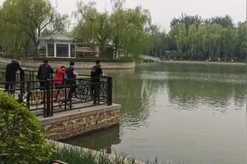 躲避处罚，公园偷钓者佯装看风景，用手指套鱼线钓鱼图片