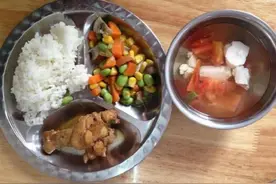 挑食的女儿上了幼儿园说饭菜好吃，看到老师发的照片，妈妈纳闷了图片