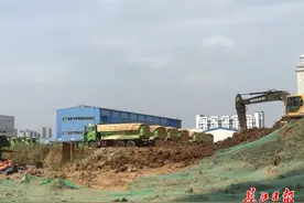 出门先“洗澡”上路先“减肥”，这个工地白天也能运渣土了图片