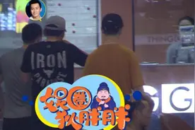 李晨健身太佛系！去健身房还吃汉堡，t恤上印着大黑牛身材壮实图片