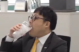 韩国大叔每天吃十杯冰块代替饮水，连续吃30年，身体发生怎样改变图片