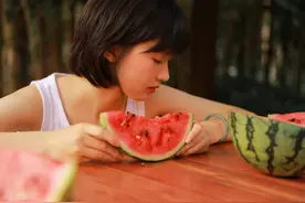 爸爸姓“史”，儿子不愿随父姓，爷爷随口起一名全家都满意图片