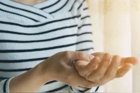 起床后手指僵硬、合不拢，别忽视，可能与这3种疾病有关图片