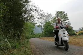 自驾游：遇龙河租了一部电动车看两岸美丽的景色。图片