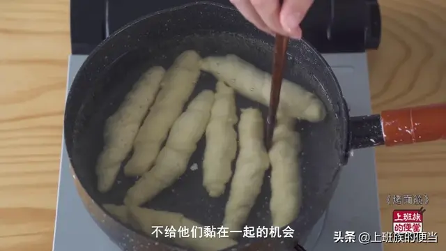 馋嘴街边的烤面筋，教你在家做，面筋劲道有嚼劲，2斤粉做一大把