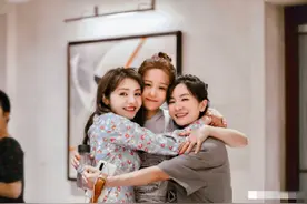 回忆杀！《新还珠》主演重聚，“小燕子紫薇含香”贴脸亲亲超有爱图片