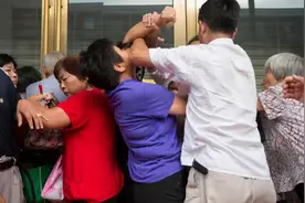 孕妈怀孕后要求邻居关掉WiFi，遭邻居怒怼：你去住防空洞吧图片