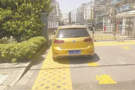 车辆停在消防通道代价有多大？车辆被拖离，车主承担拖车、停车费及罚款！图片