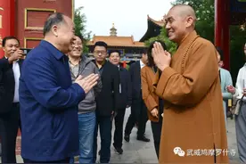 莫言到武威鸠摩罗什寺参访，并题写“舌灿莲花”四个大字图片